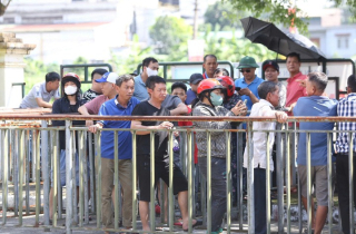 CĐV xếp hàng mua vé xem U23 Việt Nam