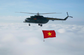 10 trực thăng kéo cờ Đảng, cờ Tổ quốc trên Quảng trường Ba Đình
