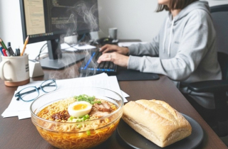 Lối sống vội trong cả bữa ăn, giấc ngủ đang bào mòn sức khỏe người trẻ