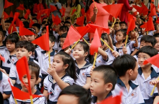 Nhiều trường không nhận hoa ngày khai giảng, mong đổi sang học bổng cho học sinh