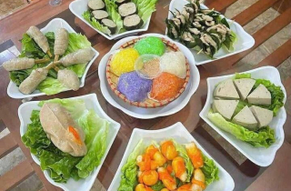 Giá mâm cỗ cúng Rằm tháng 7 đắt đỏ, bà nội trợ thắt chặt chi tiêu