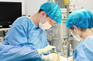 Cô gái 25 tuổi hoại tử bụng sau tiêm trị sẹo do hút mỡ
