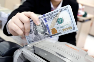 Nhiều ngân hàng niêm yết giá bán USD kịch trần