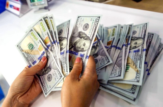 Giá USD lần đầu tiên vượt 27.000 đồng/USD