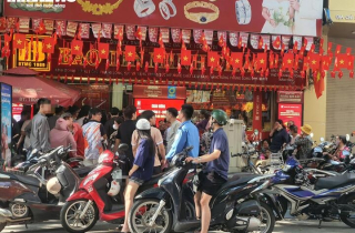Trăm người xếp hàng chờ mua giá vàng đắt chưa từng có