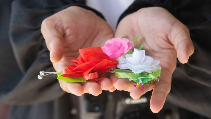 Vì sao có nghi thức bông hồng cài áo trong lễ Vu lan?