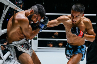Võ sĩ muay Thái lè lưỡi trêu chọc, bị bại tướng của Nguyễn Trần Duy Nhất đấm gục