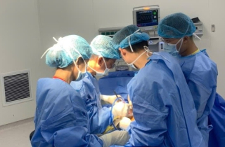 Lấy sỏi mật cho người đàn ông có tim bên phải, phủ tạng đảo ngược