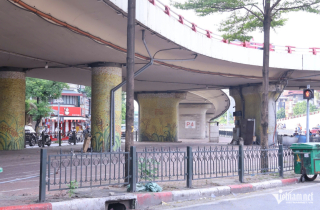 Cháy bãi giữ xe gầm cầu Vĩnh Tuy: Vì sao gầm cầu các ga metro vẫn trông giữ?