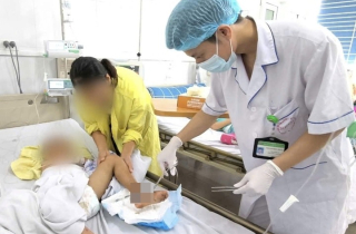 Bé 4 tuổi nguy kịch sau vì đắp lá cây chữa vết thương mèo cắn