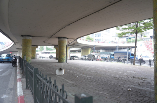 Hà Nội: 2/3 bãi trông giữ phương tiện dưới gầm cầu bị thu hồi giấy phép