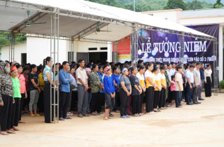 Xúc động lễ tưởng niệm một năm ngày mất của 67 nạn nhân Làng Nủ