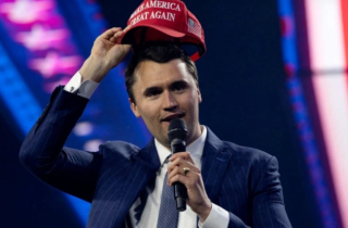Đồng minh của ông Trump vừa bị ám sát giữa ban ngày là ai?