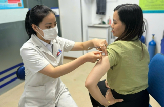 Cúm mùa dễ gây biến chứng tim mạch, bác sĩ khuyến cáo tiêm vaccine hằng năm