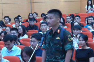 Tân bác sĩ nội trú ĐH Y Hà Nội xuất hiện trong màu áo lính gây ấn tượng mạnh