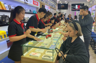 iPhone 17 vừa ra mắt, người dân TP.HCM đua nhau ‘lên đời’ điện thoại