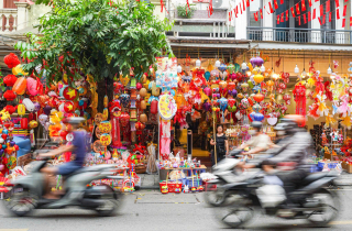 Phố cổ Hà Nội thay 'áo mới', rực rỡ đón trung thu