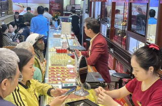 Người mua vàng miếng lỗ nặng sau một tuần