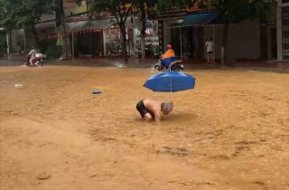Đường phố Lào Cai ngập sâu sau mưa lớn