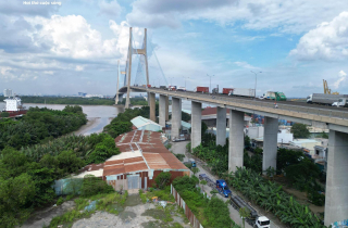 Loạt gầm cầu ở TP.HCM thành nhà tiền chế, bãi giữ xe