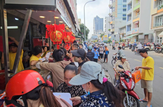 Nơi vắng khách, nơi xếp hàng cả tiếng mới mua được bánh trung thu ở TP.HCM