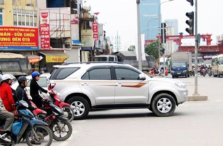 Ô tô dừng đèn đỏ quá vạch sơn bị xử phạt thế nào?