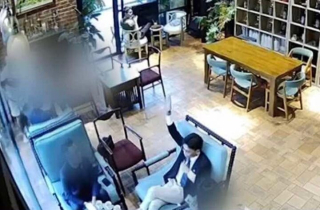 'Tổng tài' ra lệnh đánh người đến xin lỗi, chủ quán cà phê từ chối vì quá muộn