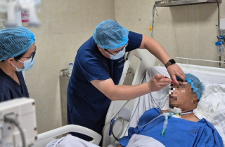 Thứ trưởng Bộ Y tế cứu người gặp tai nạn trên cầu Nhật Tân