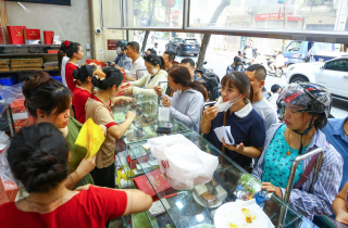 Người dân xếp hàng mua bánh Trung thu truyền thống ở Hà Nội