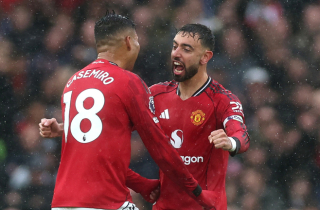 Kết quả Ngoại Hạng Anh: Thủ môn bị đuổi sau 5 phút, Chelsea thua Man Utd
