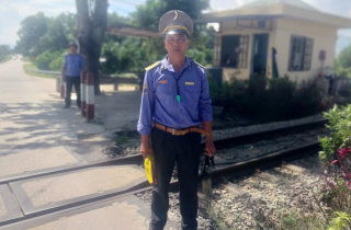 Nhân viên đường sắt lao mình cứu người trước mũi tàu hoả