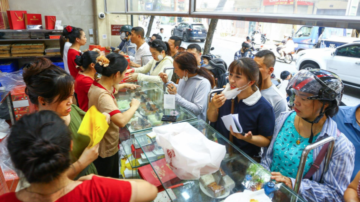 Người dân xếp hàng mua bánh Trung thu truyền thống ở Hà Nội