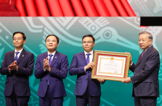 Petrovietnam đón nhận Huân chương Lao động hạng Nhất