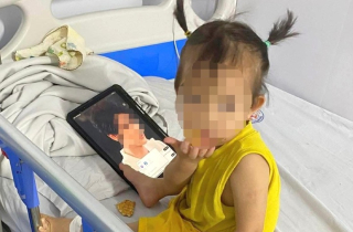 Hàng trăm người xuyên đêm tìm bé gái 18 tháng tuổi mất tích bí ẩn ở Nghệ An