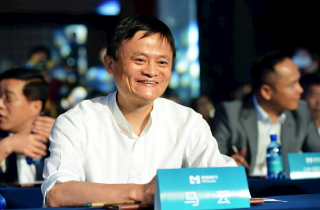 Jack Ma ‘lột xác’ hậu ở ẩn: Ngừng ồn ào, âm thầm đeo thẻ nhân viên nhưng vẫn chi 53 tỷ USD để chuyển đế chế TMĐT thành tập đoàn AI