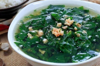 Tại sao nên vò rau ngót trước khi nấu?