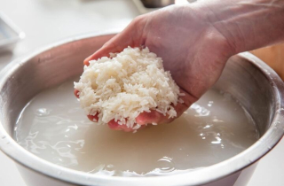 Vì sao phải ngâm nếp trước khi đồ xôi, ngâm bao lâu thì vừa?