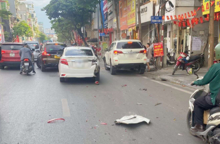 Ô tô tông liên hoàn vào nhiều phương tiện trên phố Hà Nội, 4 người bị thương