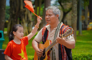 Người đàn ông Jarai độc thân làm cha của 11 em nhỏ bị bỏ rơi
