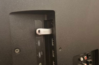 Những thứ không nên cắm vào cổng USB trên Smart TV