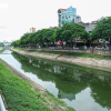 Nước sông Tô Lịch trong xanh trở lại sau cảnh cạn trơ đáy, cá chết bốc mùi