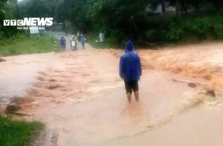 Bão Bualoi giật cấp 15 di chuyển nhanh hiếm thấy, miền Trung căng mình ứng phó