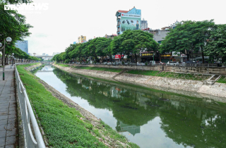 Nước sông Tô Lịch trong xanh trở lại sau cảnh cạn trơ đáy, cá chết bốc mùi