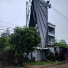 Bão số 10 cuốn bay mái nhà, quật đổ cây ở Huế, dân Quảng Trị vào hầm trú ẩn