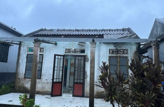 Bão Bualoi chưa đổ bộ, lốc xoáy đã cuốn bay hơn 70 mái nhà ở Huế