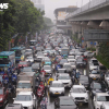 Đường phố Hà Nội kẹt cứng trong mưa bão Bualoi