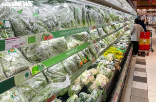 Rau xanh rẻ bất ngờ, siêu thị đủ nguồn hàng trước bão Bualoi