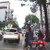 Dừng đèn đỏ, tôi bị xe sau mắng: ‘Hâm à, không đi thì tránh ra’