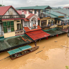 Nước lũ sông Hồng tràn vào nhà dân, ngập tới nóc tầng 1
