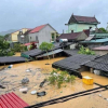 Lũ dâng tận nóc nhà, quốc lộ mênh mông nước, dân sơ tán trong đêm sau bão Bualoi
